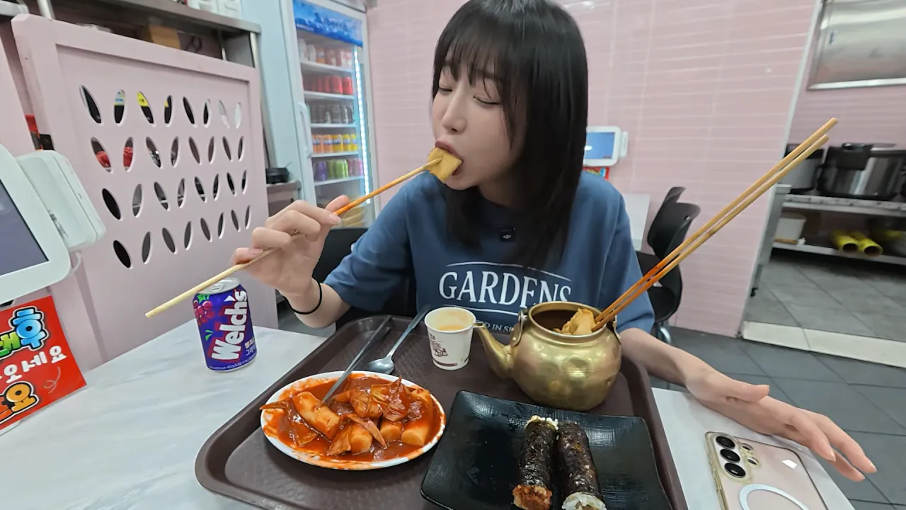 여기 먹을거 천국이에요..🥹 초대형 의정부 제일시장 털기🔥 김밥 떡볶이 비빔밥 통닭 냉면 4-4 screenshot.png 시장에서 간단하게 점심 먹방한 쯔양 근황 ㄷㄷㄷ