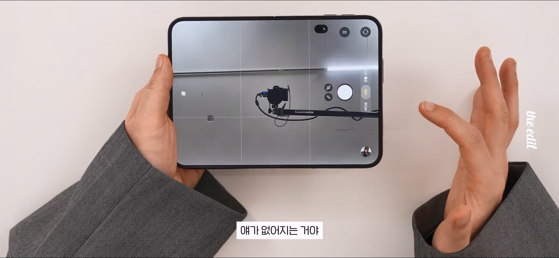 한 대형 IT 유튜버의 폴드와 아이폰 듀오 UDC 리뷰.jpg · 78번째 이미지