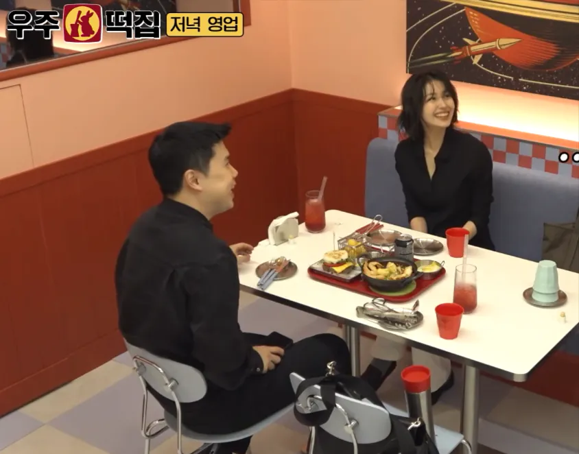 나폴리 맛피아 매장 직원 미모.jpg · 7번째 이미지