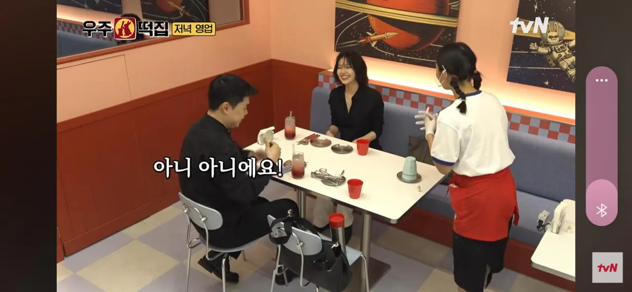 나폴리 맛피아 매장 직원 미모.jpg · 10번째 이미지
