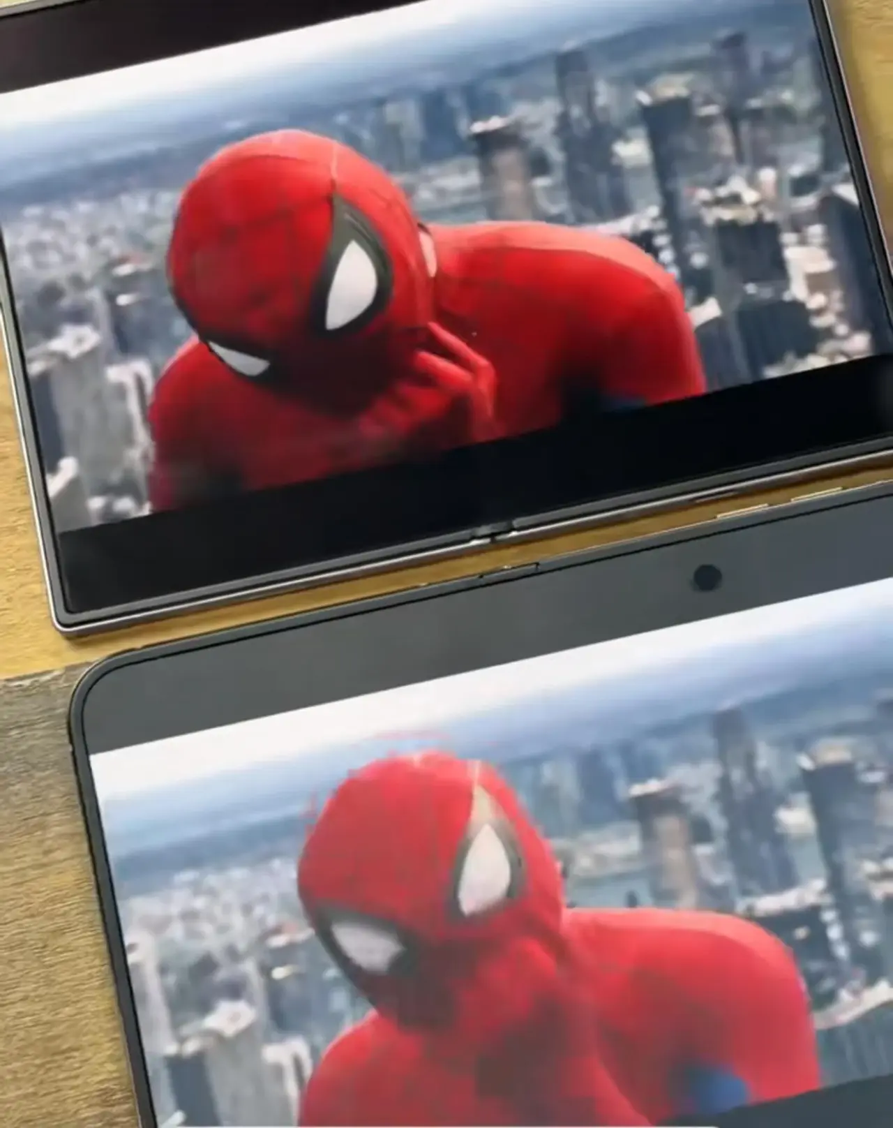 iphone-duo-vs-fold-8-black-levels-from-the-verge-review-v0-tw6ic4p9d2xh1.webp 아이폰 폴드폰 vs 갤럭시 폴드폰 디스플레이 비교