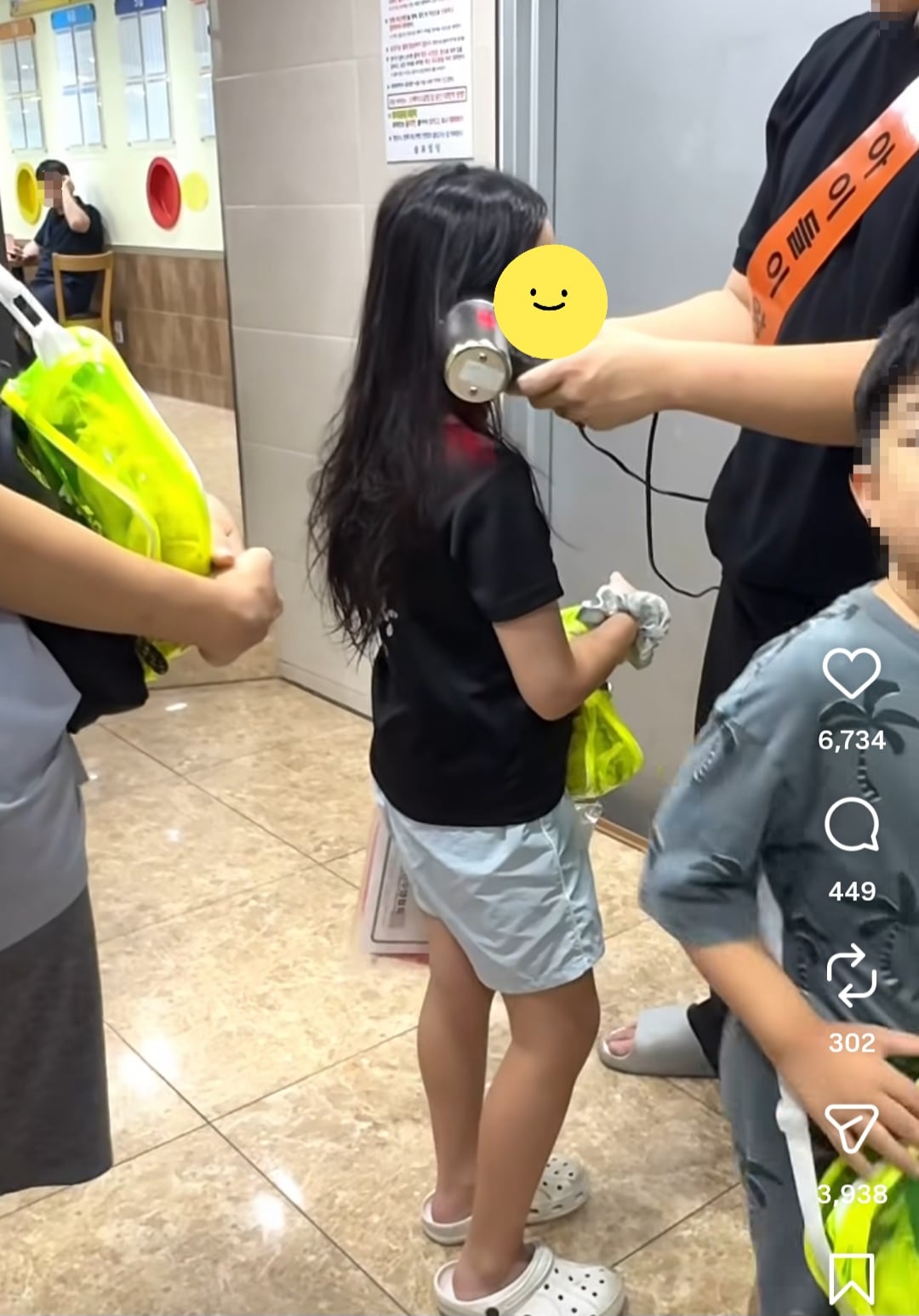 남자가 머리말려주는 게 불편한 수영학원 학부모들 · 2번째 이미지