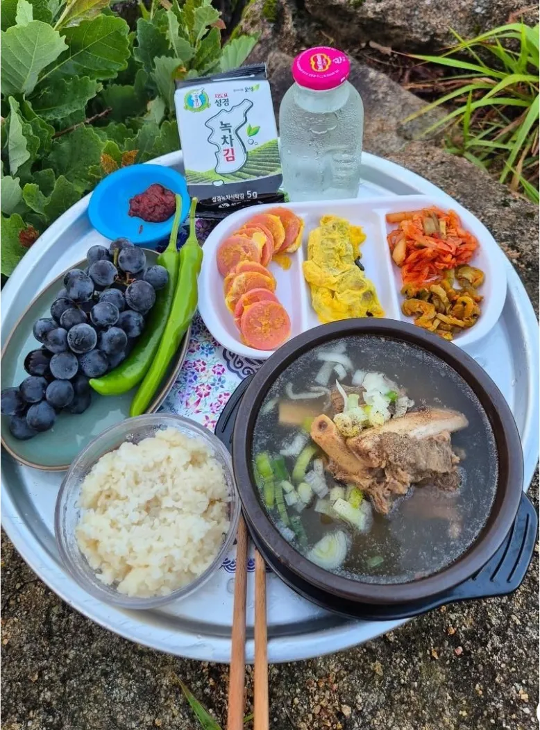 보배아재의 산위에서 먹는 식사
