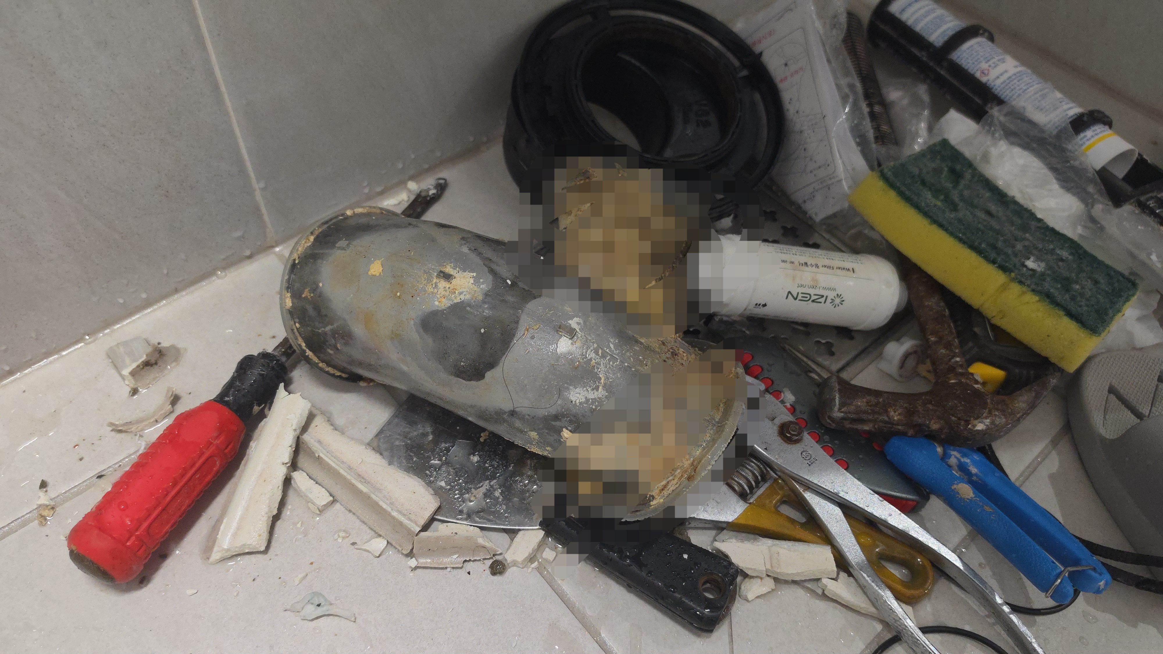 (※더러움※) 변기 밑에서 발견된 거대 오나홀 · 6번째 이미지
