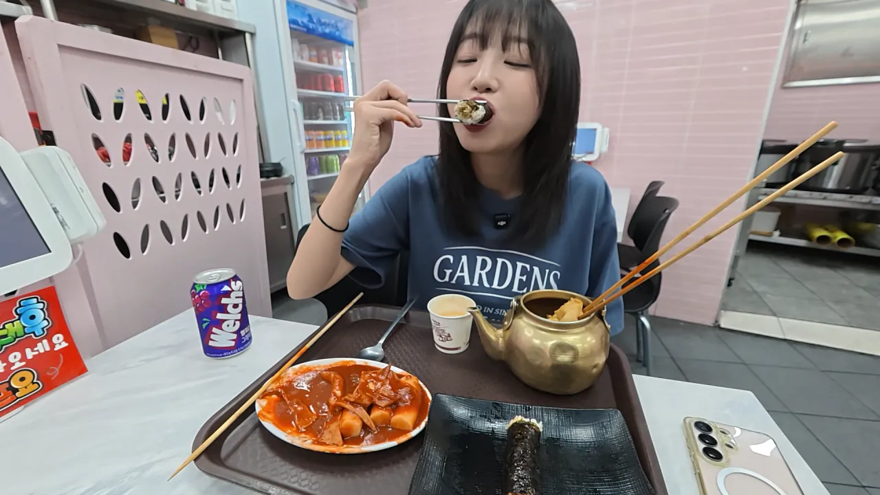 여기 먹을거 천국이에요..🥹 초대형 의정부 제일시장 털기🔥 김밥 떡볶이 비빔밥 통닭 냉면 4-17 screenshot.png 시장에서 간단하게 점심 먹방한 쯔양 근황 ㄷㄷㄷ