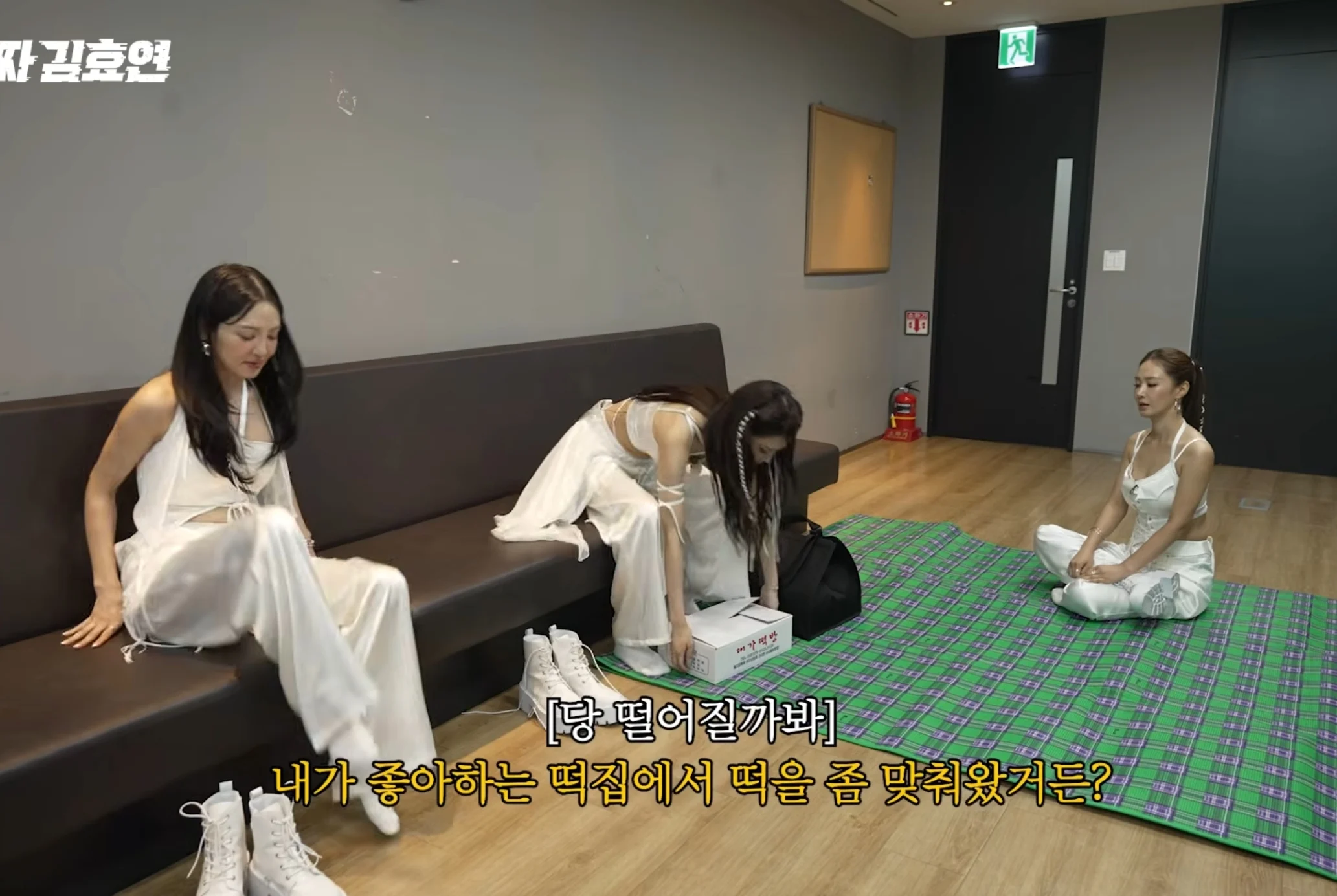 걸그룹 대기실.jpg · 12번째 이미지