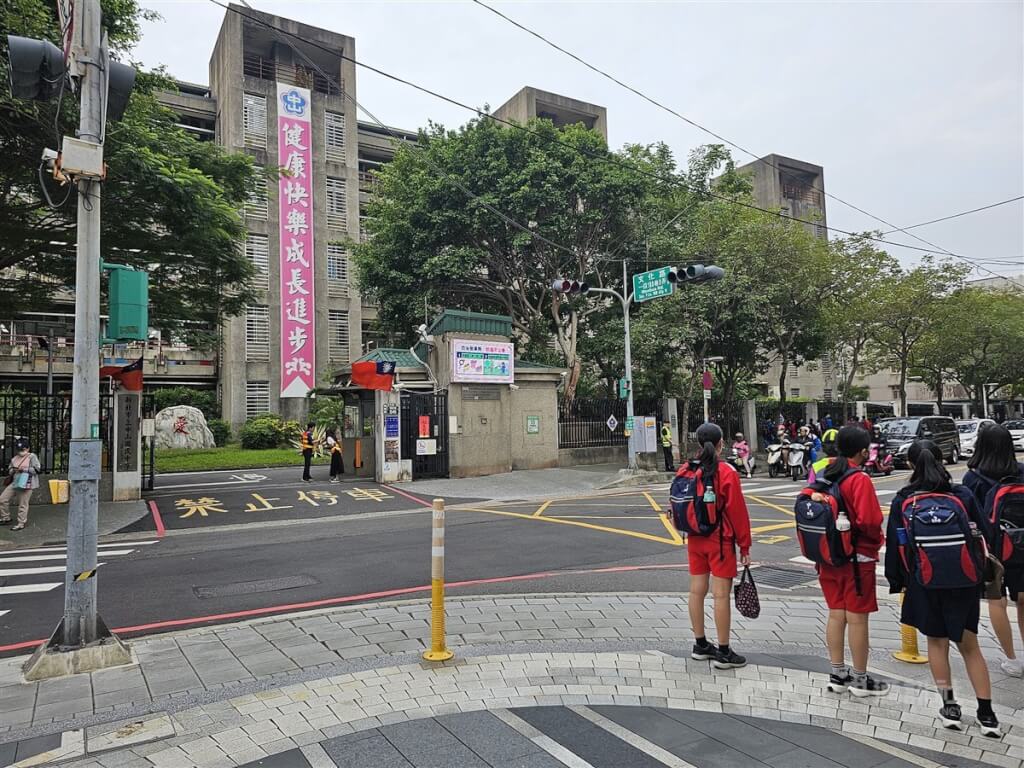 1200x900_wmky_823630271405_202310170012000000.jpg 동아시아 국가들 사이에서 정장형 교복이 점차 줄어들고 있다