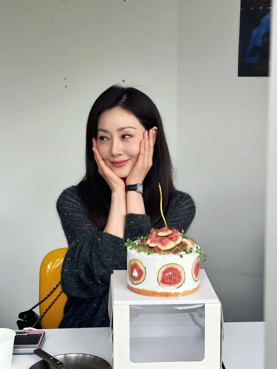 25년째 (결혼안하고) 연애만 51살 배우 오나라 근황. · 2번째 이미지