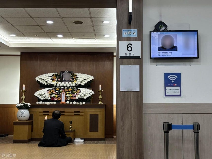 13일 서울 송파구에 마련된 '송파 장모 살해 사건' 피해자의 빈소에서 유족이 고인의 영정 앞에 앉아 있다. 서은재 기자