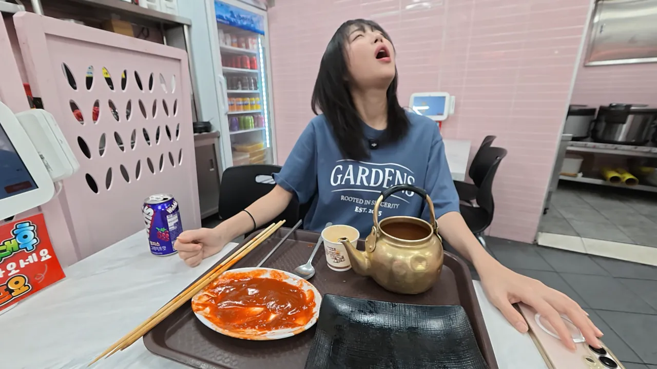 여기 먹을거 천국이에요..🥹 초대형 의정부 제일시장 털기🔥 김밥 떡볶이 비빔밥 통닭 냉면 5-28 screenshot.png 시장에서 간단하게 점심 먹방한 쯔양 근황 ㄷㄷㄷ
