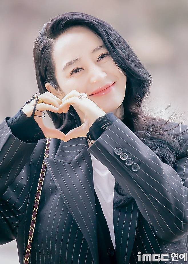 김혜수가 40년째 롱런하는 이유 · 6번째 이미지