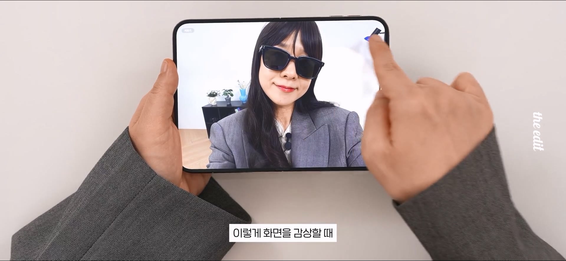 한 대형 IT 유튜버의 폴드와 아이폰 듀오 UDC 리뷰.jpg · 65번째 이미지