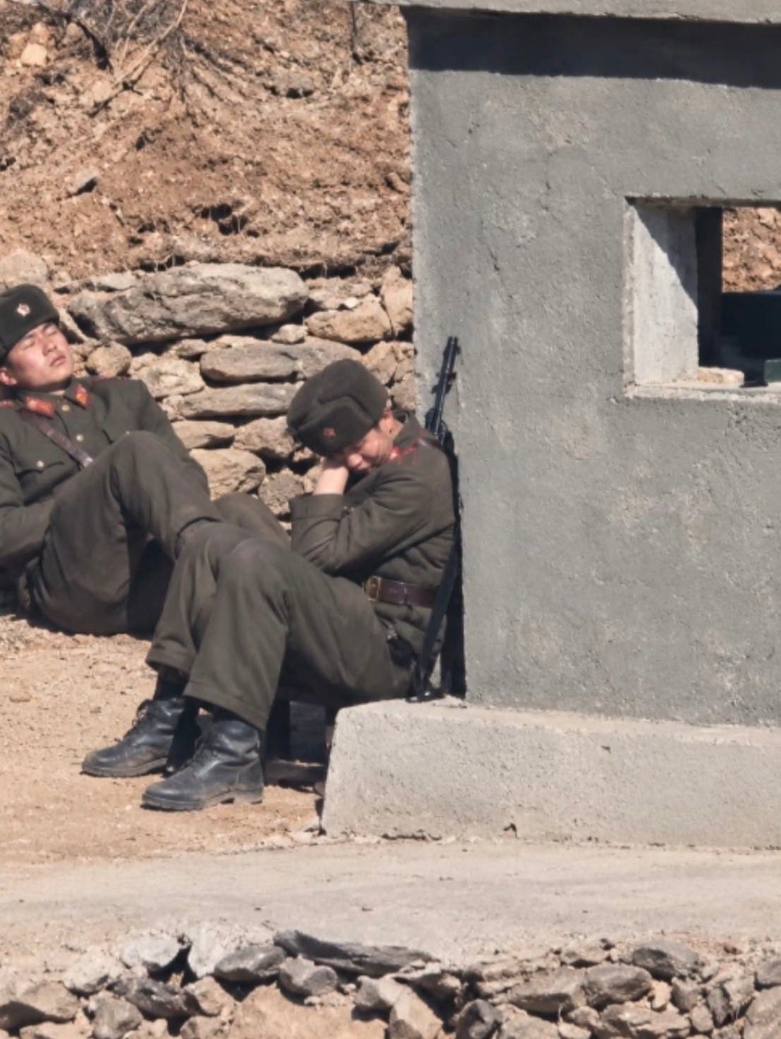 근무중 꿀잠자는 북한군