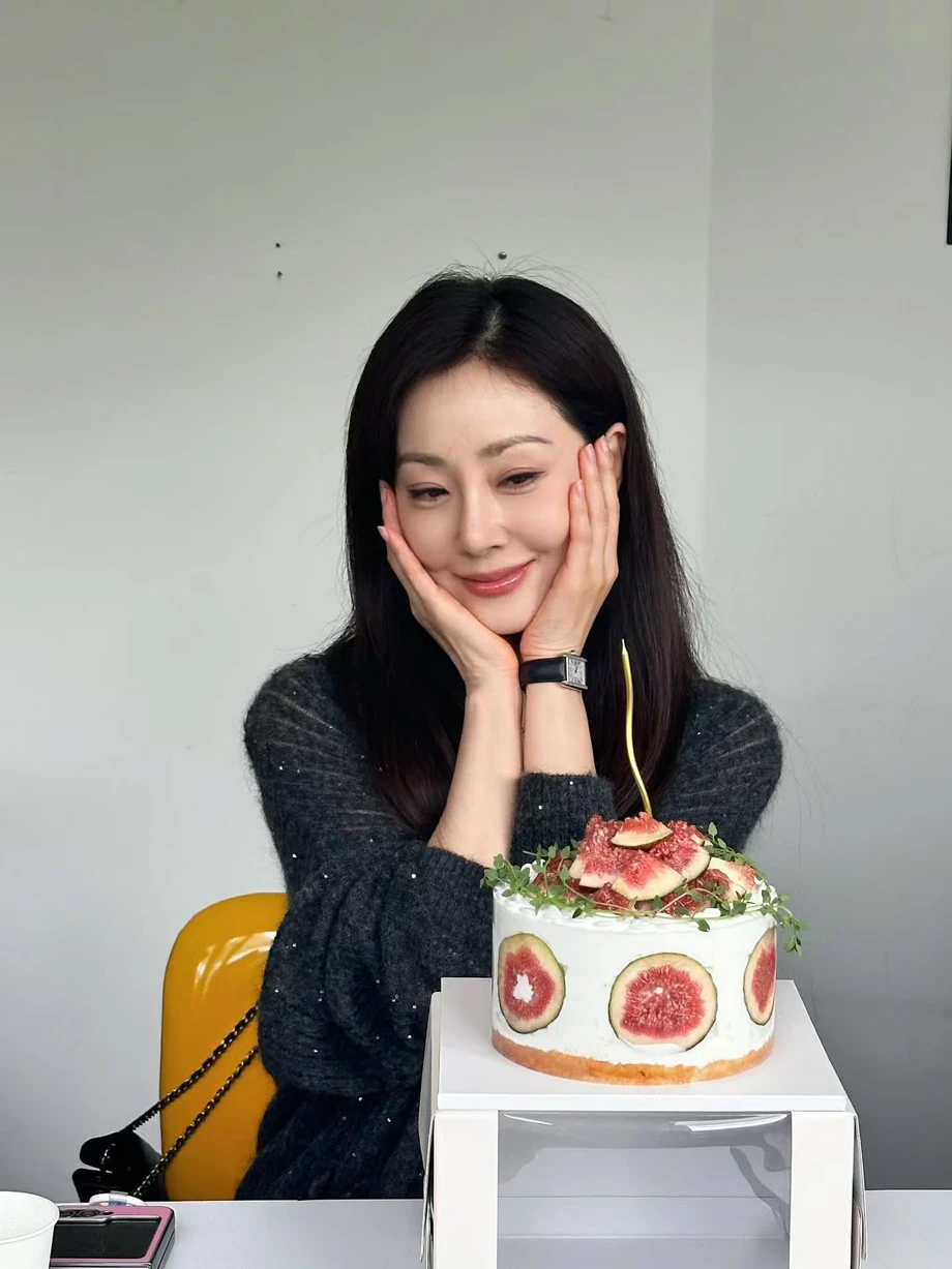 25년째 (결혼안하고) 연애만 51살 배우 오나라 근황. · 1번째 이미지