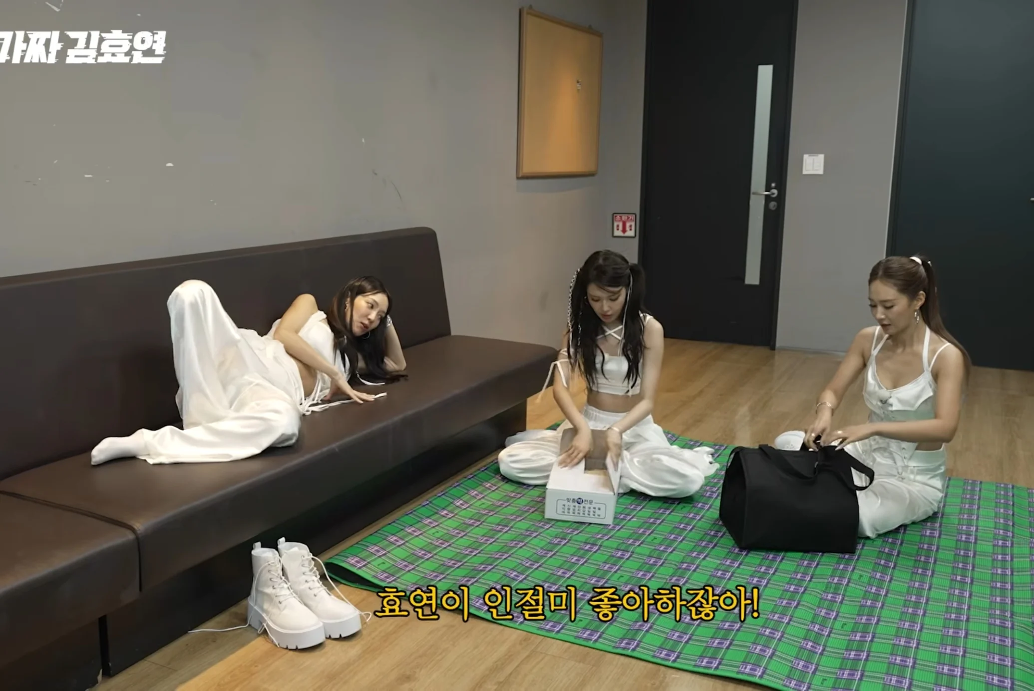 걸그룹 대기실.jpg · 15번째 이미지