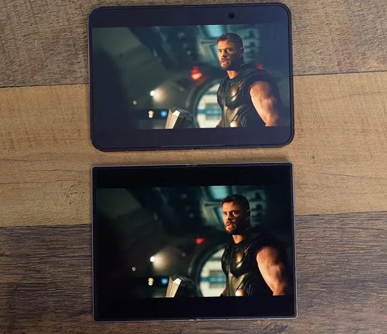 iphone-duo-vs-fold-8-black-levels-from-the-verge-review-v0-1r50s4gv92xh1.webp 아이폰 폴드폰 vs 갤럭시 폴드폰 디스플레이 비교