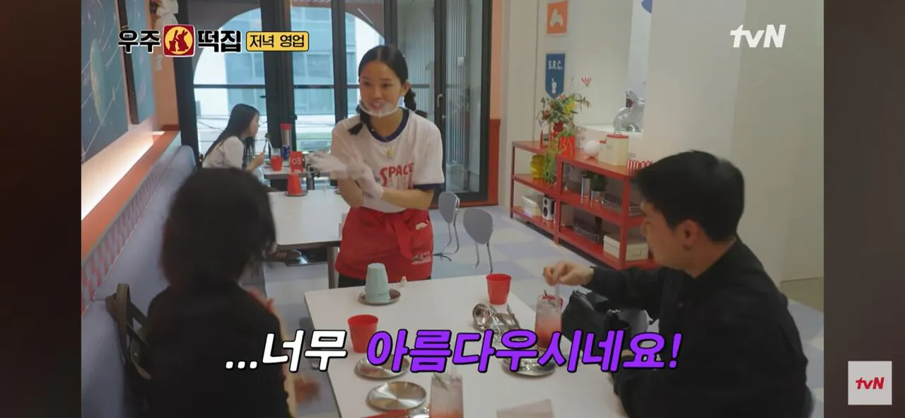 나폴리 맛피아 매장 직원 미모.jpg · 8번째 이미지
