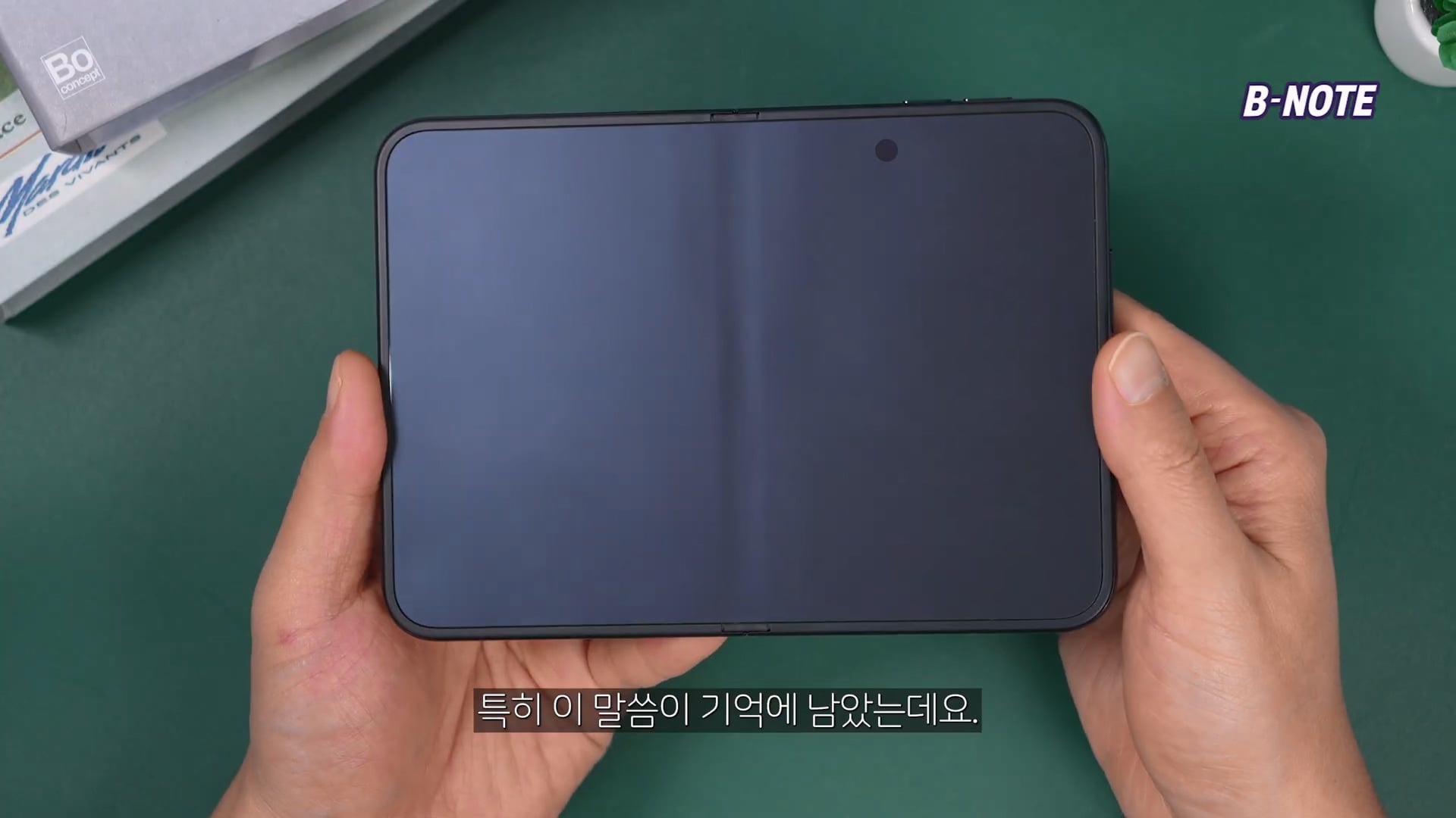 아이폰 듀오 접었을때 볼록하게 나와 애플스토어에 수리하러 간 유튜버.jpg · 16번째 이미지
