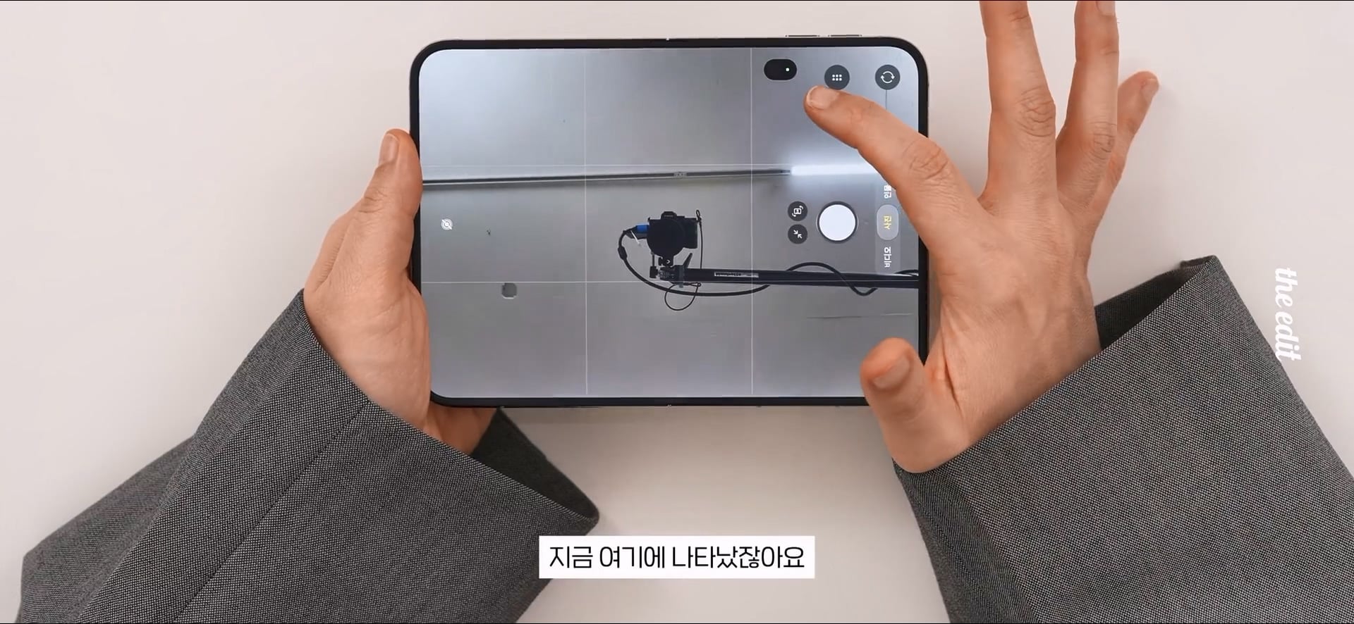 한 대형 IT 유튜버의 폴드와 아이폰 듀오 UDC 리뷰.jpg · 77번째 이미지