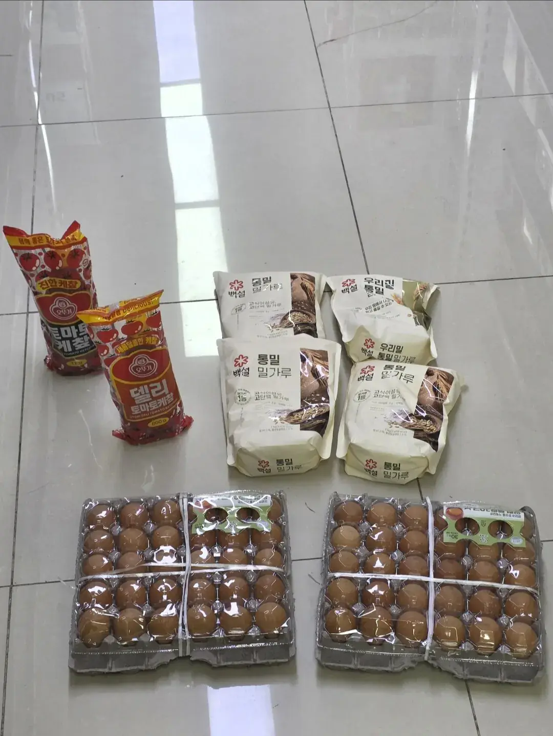 중학교 졸업식날에 졸업생들 물건을 압수한 선생님 · 2번째 이미지