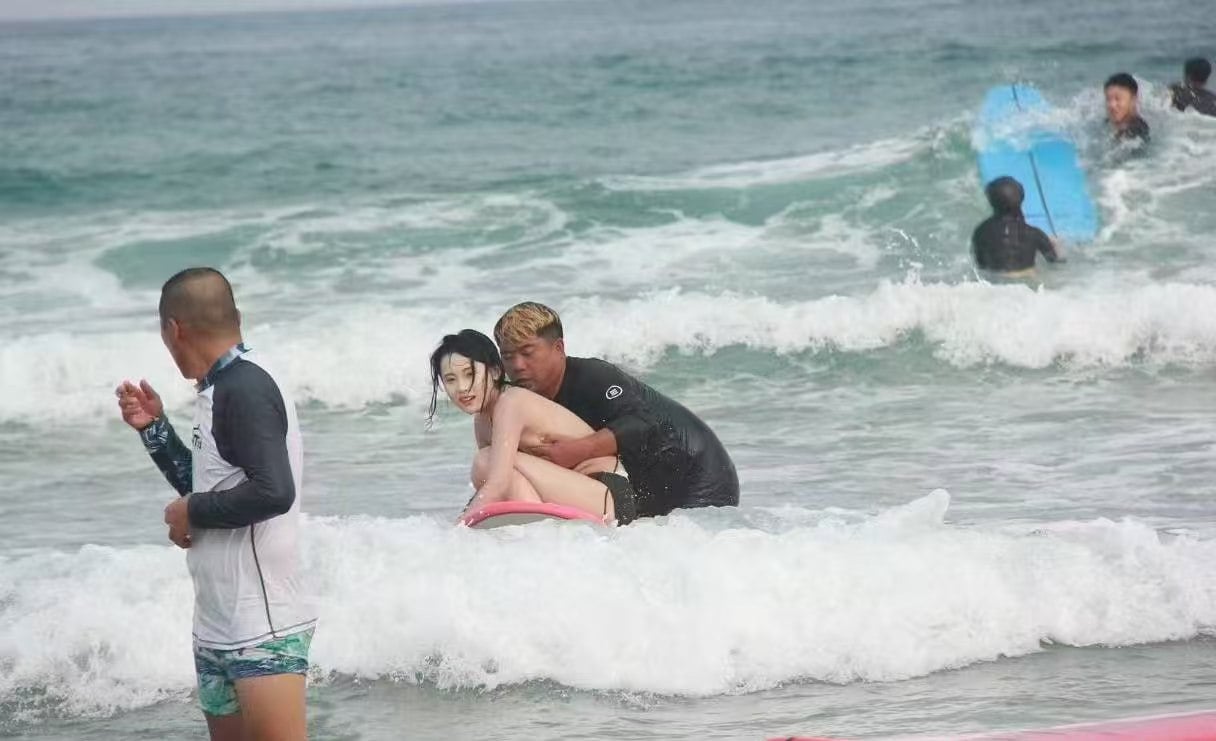 ㅇㅎ) 서핑 중에 수영복이 벗겨진 여자 · 2번째 이미지