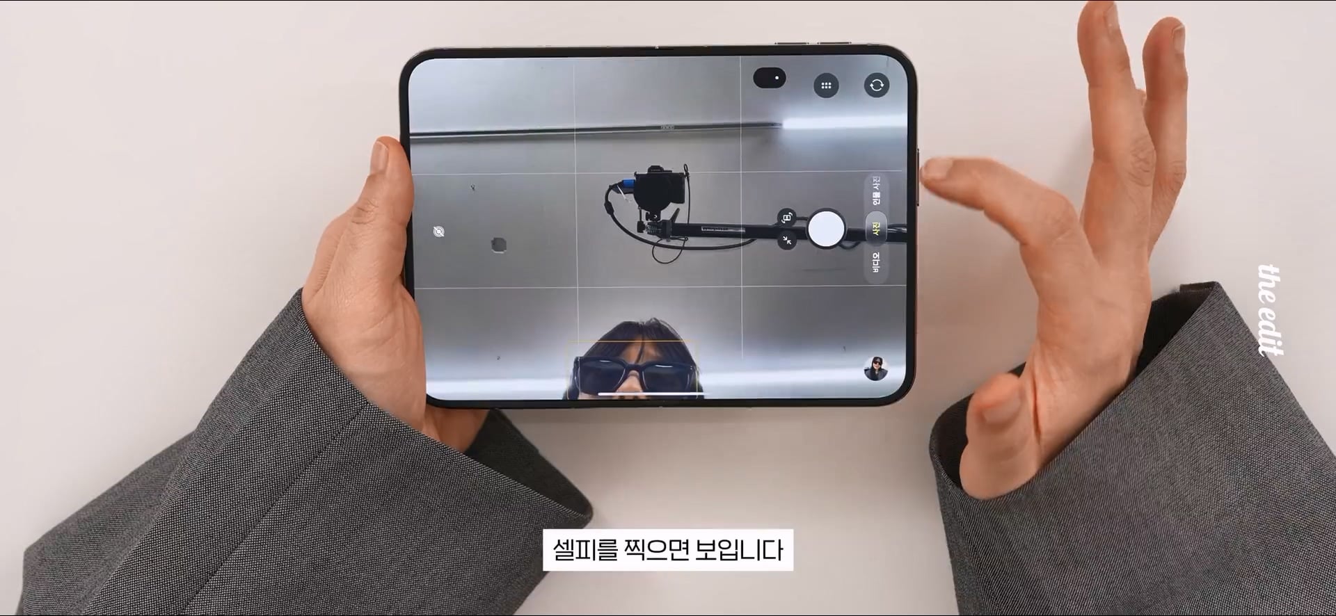한 대형 IT 유튜버의 폴드와 아이폰 듀오 UDC 리뷰.jpg · 76번째 이미지