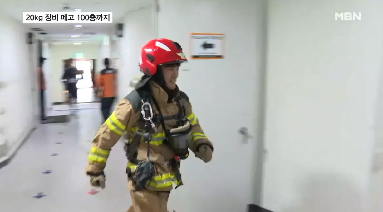 20kg 메고 100층까지 19분 만에…순직 동료 기리며 버텼다 (4).png 순직 동료 기리며 20kg장비메고 100층 계단 오른 소방관들