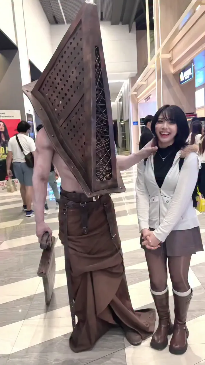 순간적으로 취향을 들어낸 여자.gif · 1번째 이미지