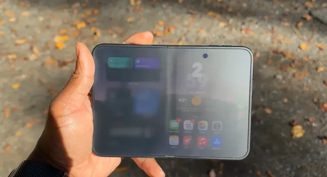 iphone-duo-vs-fold-8-black-levels-from-the-verge-review-v0-uep2oyq7e2xh1.webp 아이폰 폴드폰 vs 갤럭시 폴드폰 디스플레이 비교