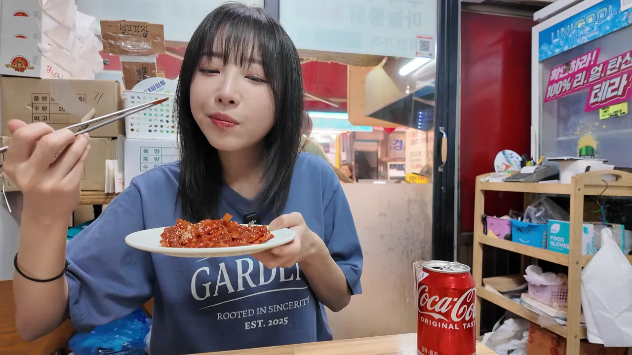 여기 먹을거 천국이에요..🥹 초대형 의정부 제일시장 털기🔥 김밥 떡볶이 비빔밥 통닭 냉면 26-51 screenshot.png 시장에서 간단하게 점심 먹방한 쯔양 근황 ㄷㄷㄷ