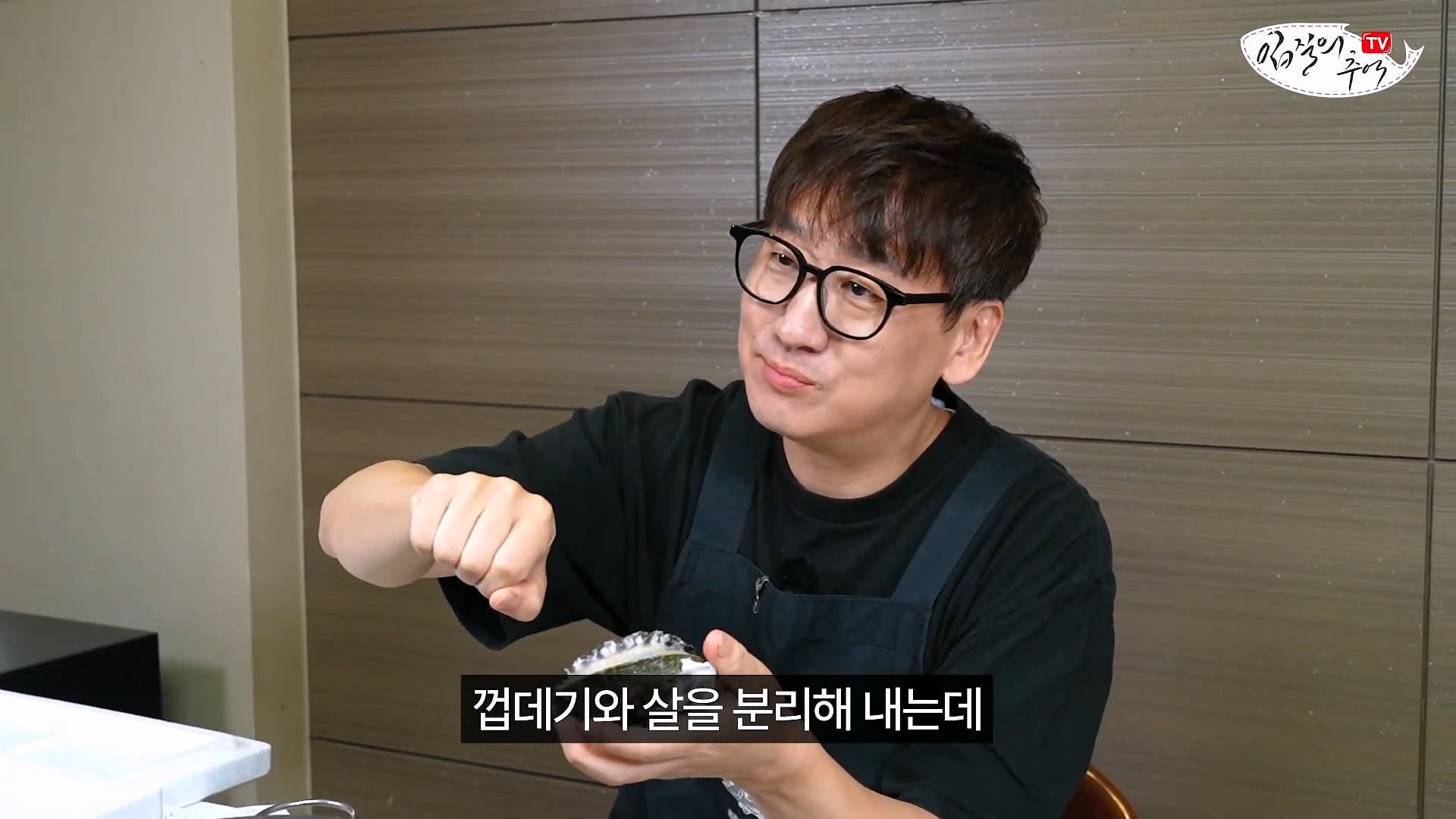 암컷 아저씨가 알려주는 손 쉬운 전복 손질 방법 · 3번째 이미지