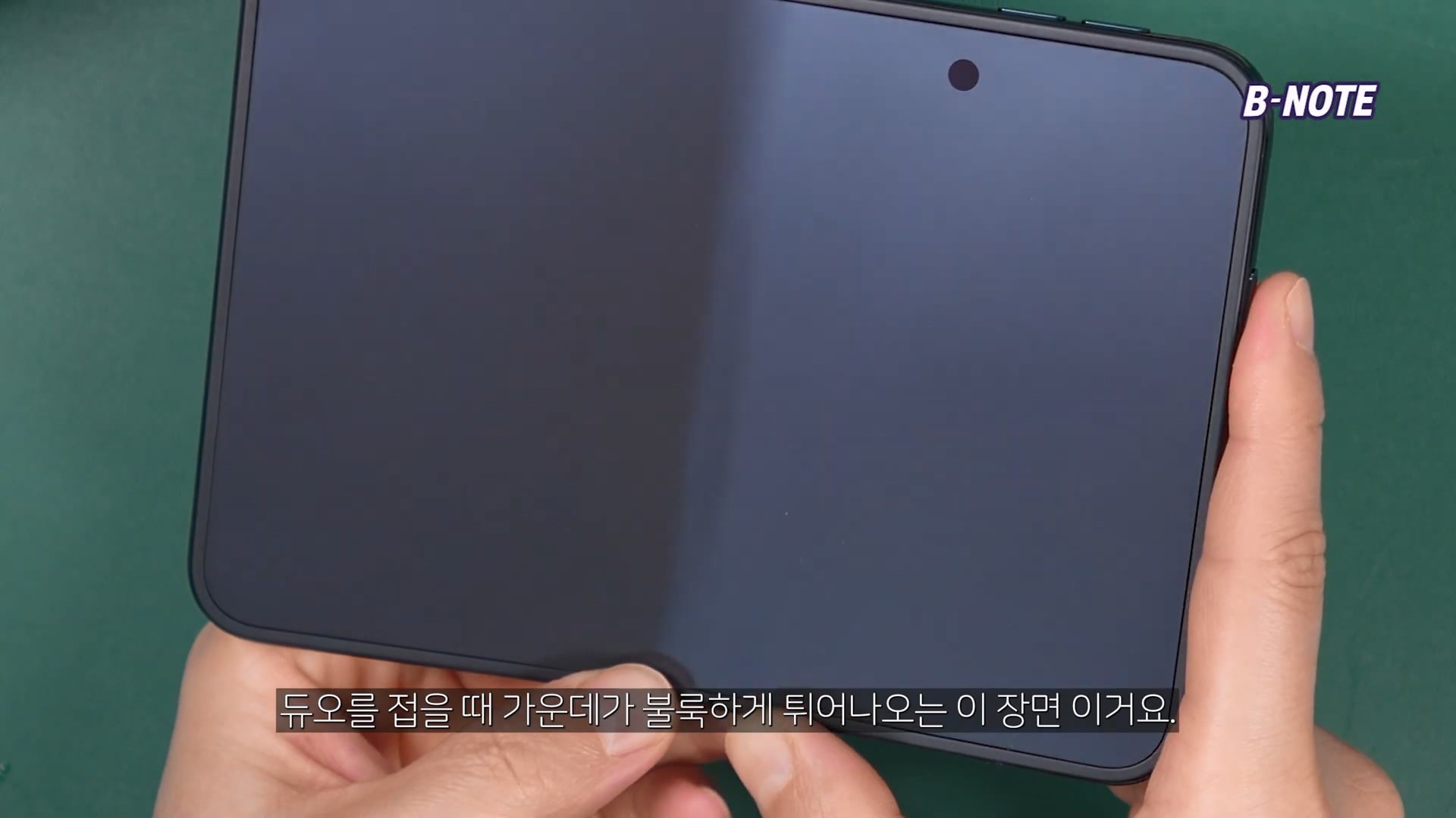 아이폰 듀오 접었을때 볼록하게 나와 애플스토어에 수리하러 간 유튜버.jpg · 6번째 이미지
